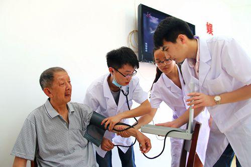 冒着酷暑赶到苏北沭阳县,开始了主题为"把健康送下乡"的多项咨询,服务